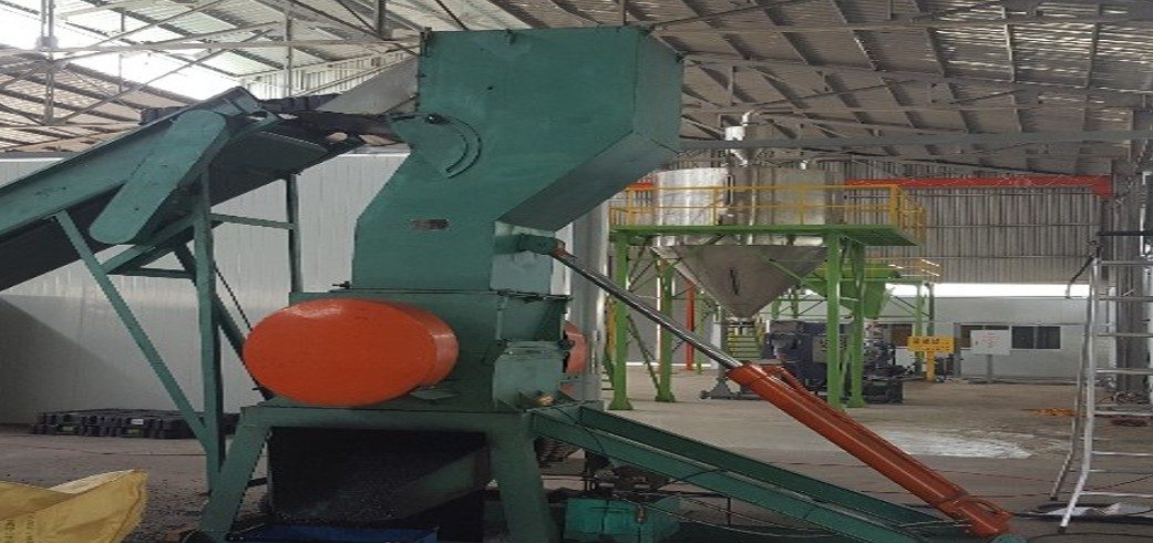 Crusher with feed conveyor